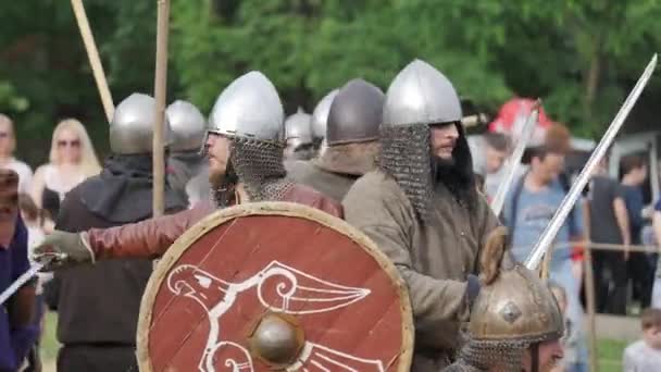 Mittelalterliche Ritter Soldaten Kostümen — Stockvideo