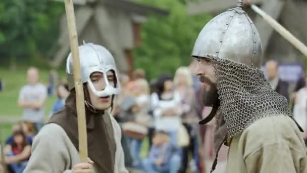 Mittelalterliche Ritter Soldaten Kostümen — Stockvideo