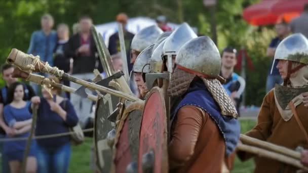 中世纪队形中的骑士 — 图库视频影像