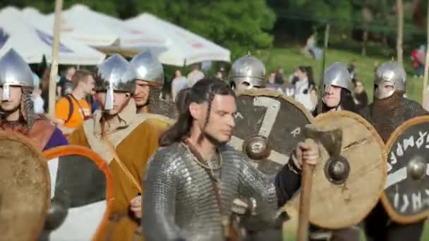 Středověcí Vojáci Pochodující Řadě — Stock video