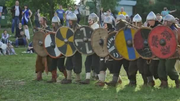 Soldados Medievais Marchando Linha — Vídeo de Stock