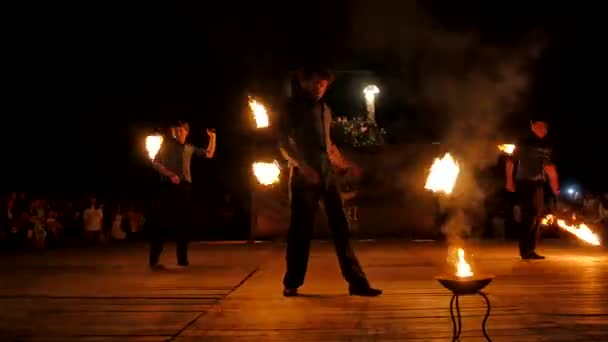 Hombres Girando Personal Fuego Bailando — Vídeos de Stock