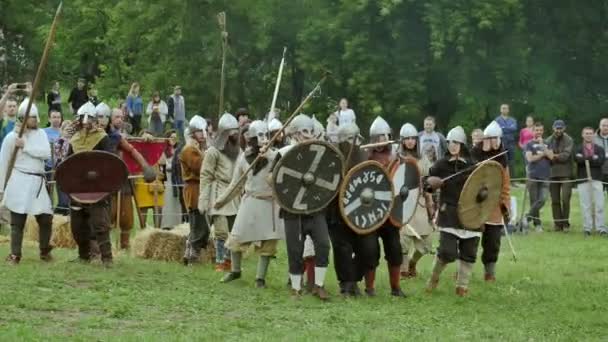 Středověcí Rytíři Vojáci Kostýmech — Stock video