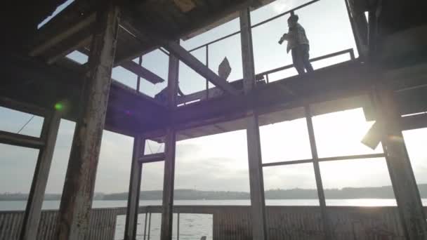 Lake Yakınlarında Terk Edilmiş Binada — Stok video