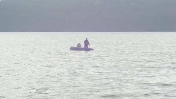 Menschen Auf Einem Schwimmenden Boot Auf Dem Wasser — Stockvideo