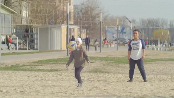 Jugando Voleibol Orilla — Vídeos de Stock