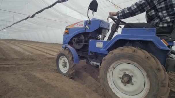 Tractor Que Extiende Suelo Invernadero — Vídeos de Stock
