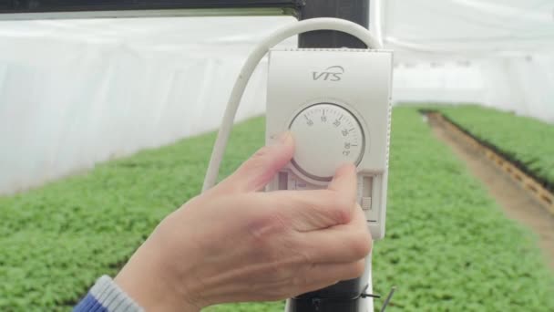 Sluiten Van Een Hand Instellen Van Thermostaat — Stockvideo