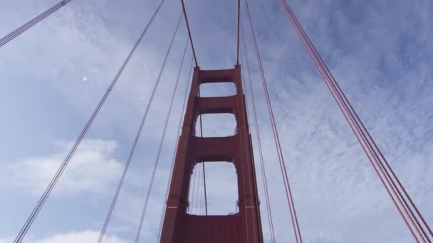 Χαμηλή Γωνιακή Άποψη Της Γέφυρας Golden Gate — Αρχείο Βίντεο