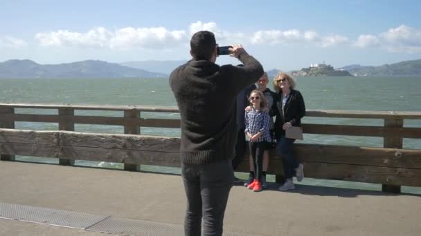 Familia Tomando Fotos Paseo Marítimo — Vídeos de Stock