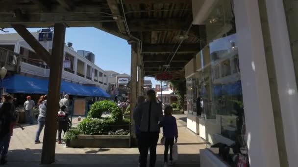 Rıhtımdaki Restoranların Önünden Geçen Turistler — Stok video