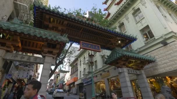 Niski Kąt Bramy Smoka Dzielnicy Chinatown — Wideo stockowe