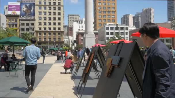 Turistas Admirando Pinturas Una Exposición Arte — Vídeos de Stock