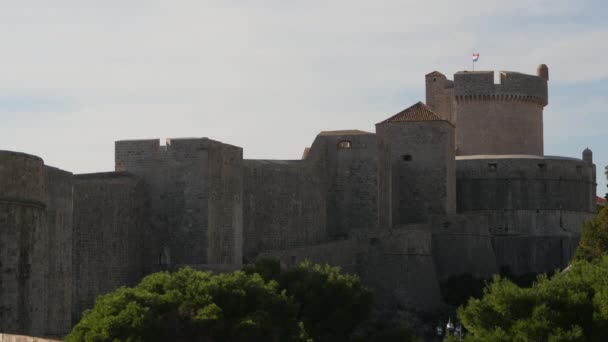 ミンセタ塔とドゥブロヴニクの城壁 — ストック動画