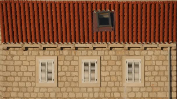 窓のシャッターと屋根裏部屋の窓のある建物 — ストック動画