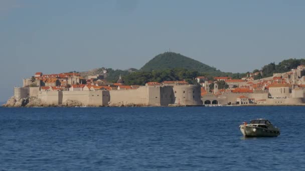 Boot Drijvend Bij Dubrovnik Kust — Stockvideo