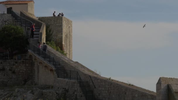 Auf Der Stadtmauer Spazieren — Stockvideo