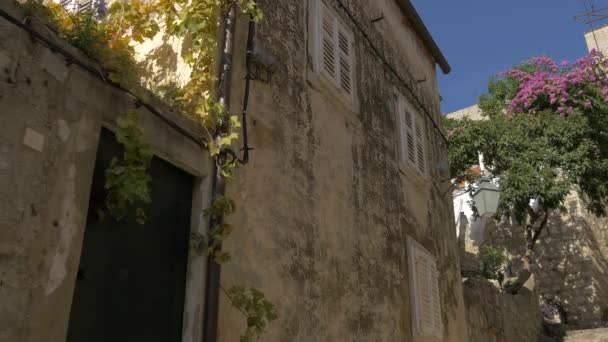 Altes Haus Mit Weißen Fensterläden — Stockvideo