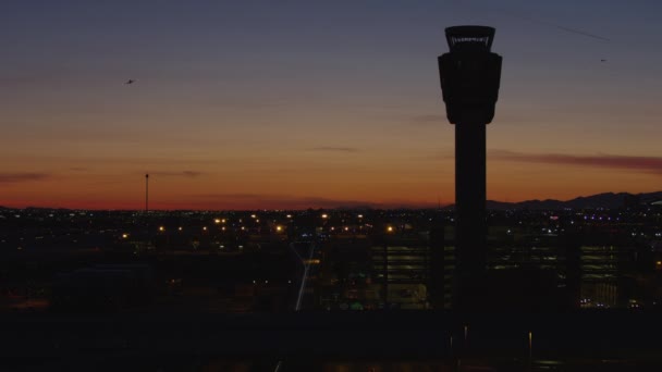 Torre Control Tráfico Del Aeropuerto Ciudad — Vídeo de stock