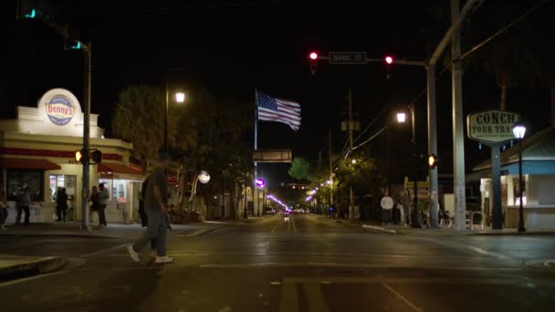 Bandera Ondeando Avenida Truman Por Noche — Vídeos de Stock