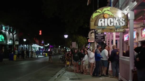 Pessoas Frente Rick Bar Noite — Vídeo de Stock