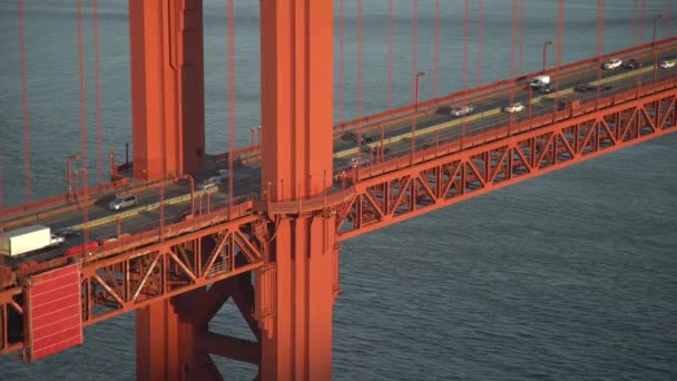 Bilar Som Kör Golden Gate Bridge — Stockvideo