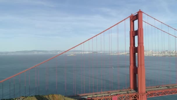 Luftaufnahme Von Autos Die Auf Der Golden Gate Bridge Fahren — Stockvideo