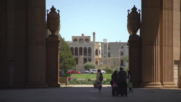 Toeristen Onder Het Paleis Voor Schone Kunsten — Stockvideo