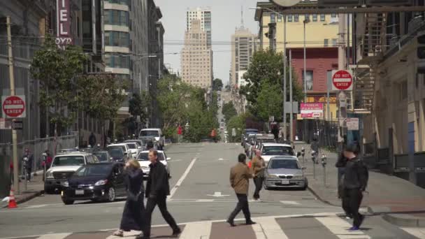 通りを横断する人々 — ストック動画