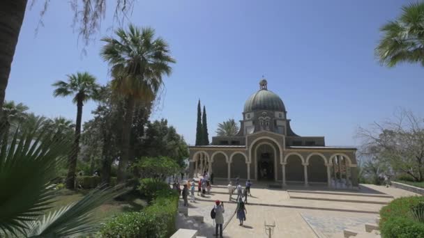 Pan Direita Turistas Capela Católica Romana — Vídeo de Stock