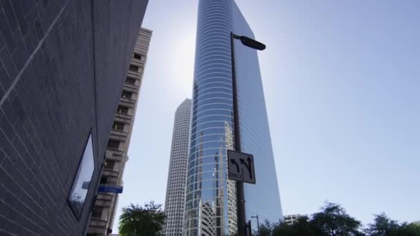 城市中摩天大楼的低角 — 图库视频影像