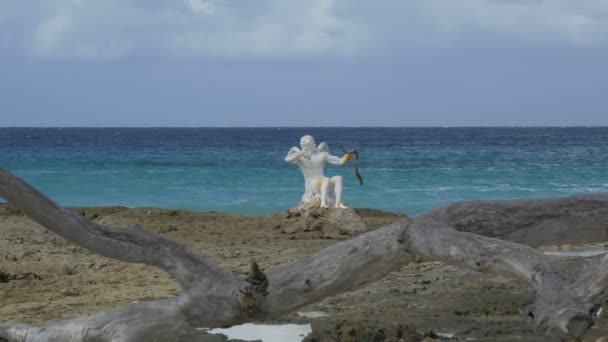 Weiße Skulptur Strand — Stockvideo