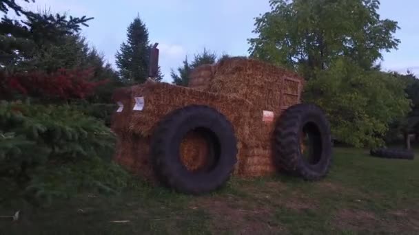 Traktor vyrobený z balíků sena 
