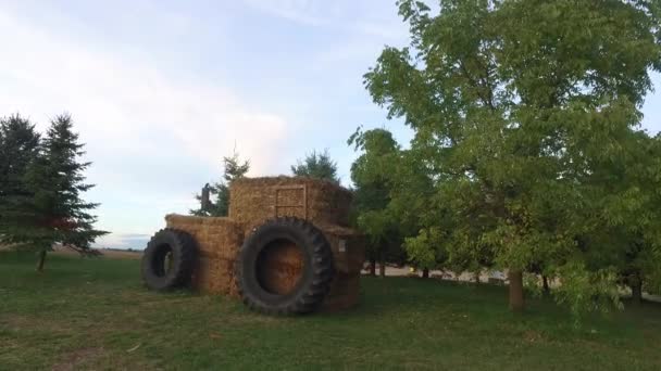 Tractor Hecho Pacas Heno Neumáticos — Vídeo de stock