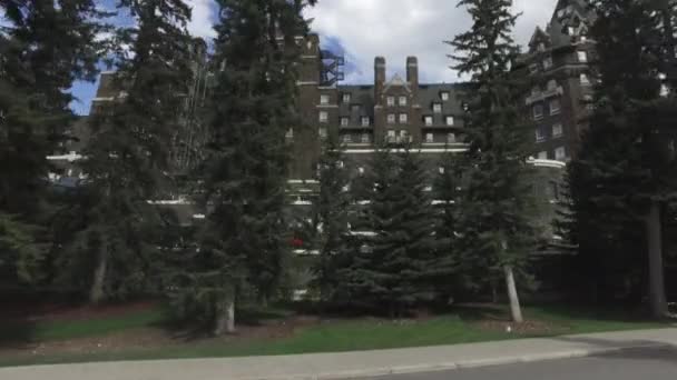 Banff Springs Hotel Πίσω Από Κωνοφόρα Δέντρα — Αρχείο Βίντεο