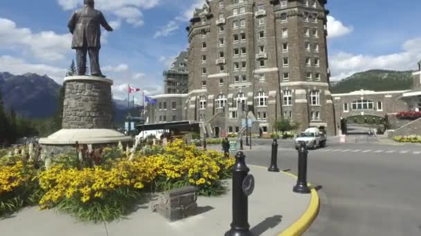 位于Banff Springs酒店的William Van Horne雕像 — 图库视频影像