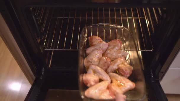 鶏の足をオーブンに入れる — ストック動画