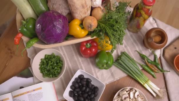 Tisch Voller Teller Zutaten Und Gemüse — Stockvideo