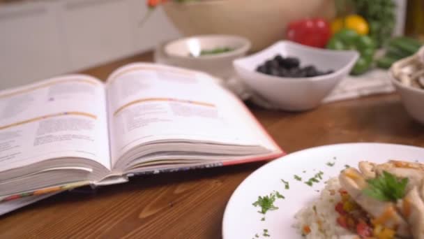 レシピ本と皿 — ストック動画