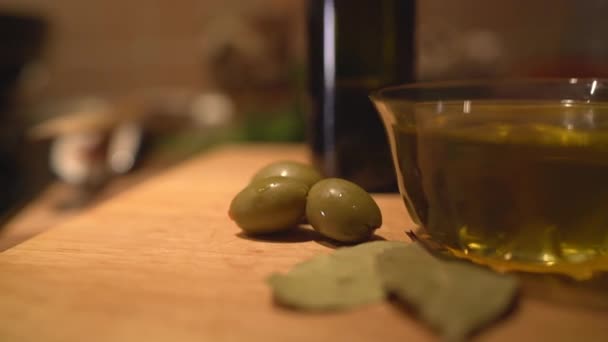 Oliven Und Eine Schüssel Mit Olivenöl — Stockvideo
