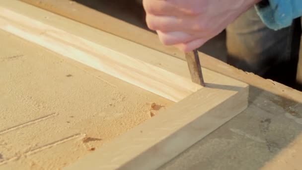 木匠手工雕刻木料 — 图库视频影像
