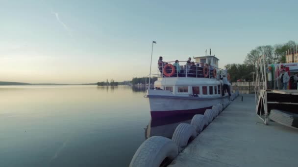 Toeristen Een Boot Een Haven — Stockvideo