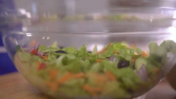 Frau Macht Einen Salat — Stockvideo