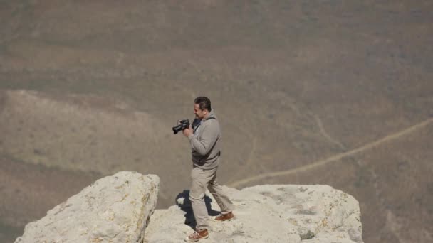 岩から写真を撮る観光客 — ストック動画