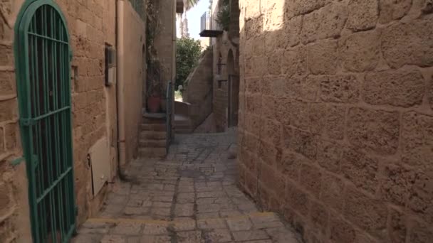 Calle Estrecha Con Edificios Piedra — Vídeos de Stock