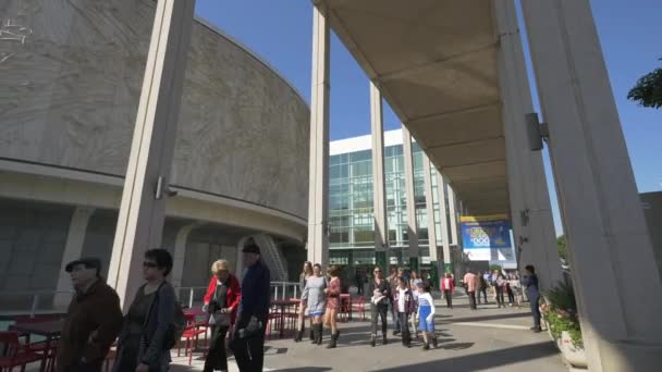 Туристи Форумі Mark Taper Forum — стокове відео