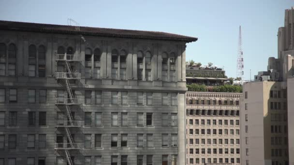 高い建物の右側のパン — ストック動画