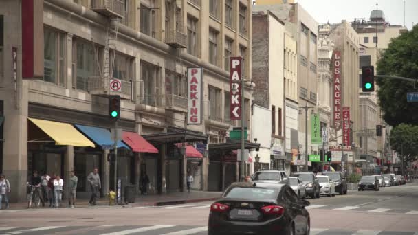 Coches Tráfico Edificios Una Calle — Vídeos de Stock