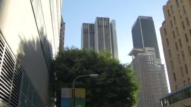 Sudut Rendah Menara Dan Pencakar Langit Los Angeles — Stok Video