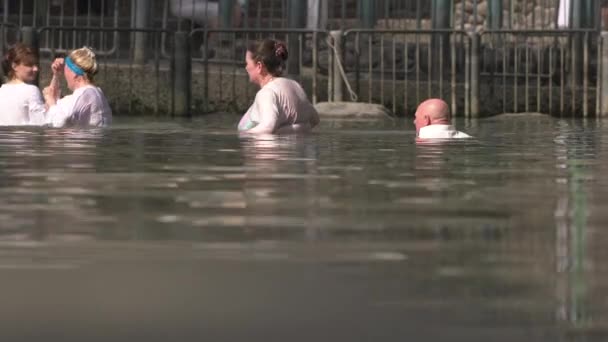 Gente Tomando Baño Río Jordán — Vídeo de stock